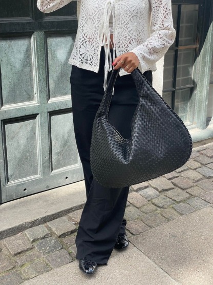 Trendy woven handbag – stylish elegance for every day