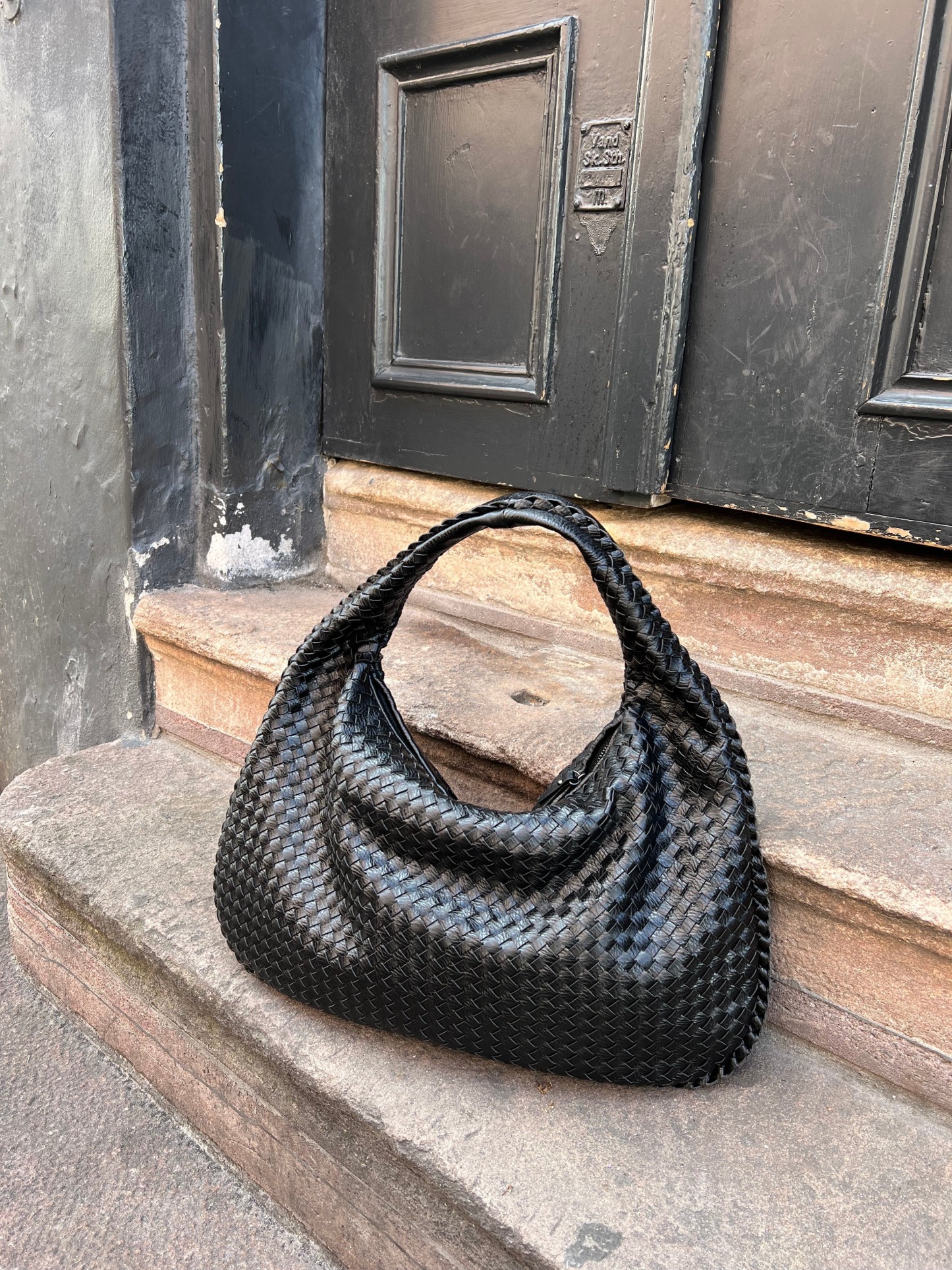 Trendy woven handbag – stylish elegance for every day