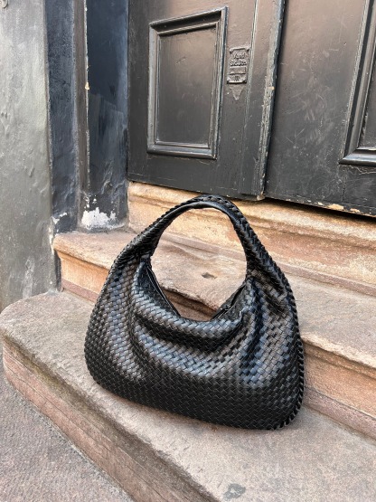 Trendy woven handbag – stylish elegance for every day