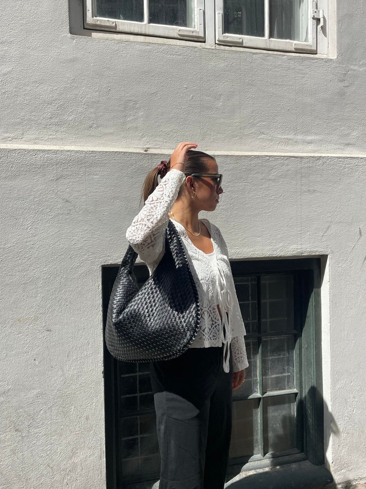 Trendy woven handbag – stylish elegance for every day