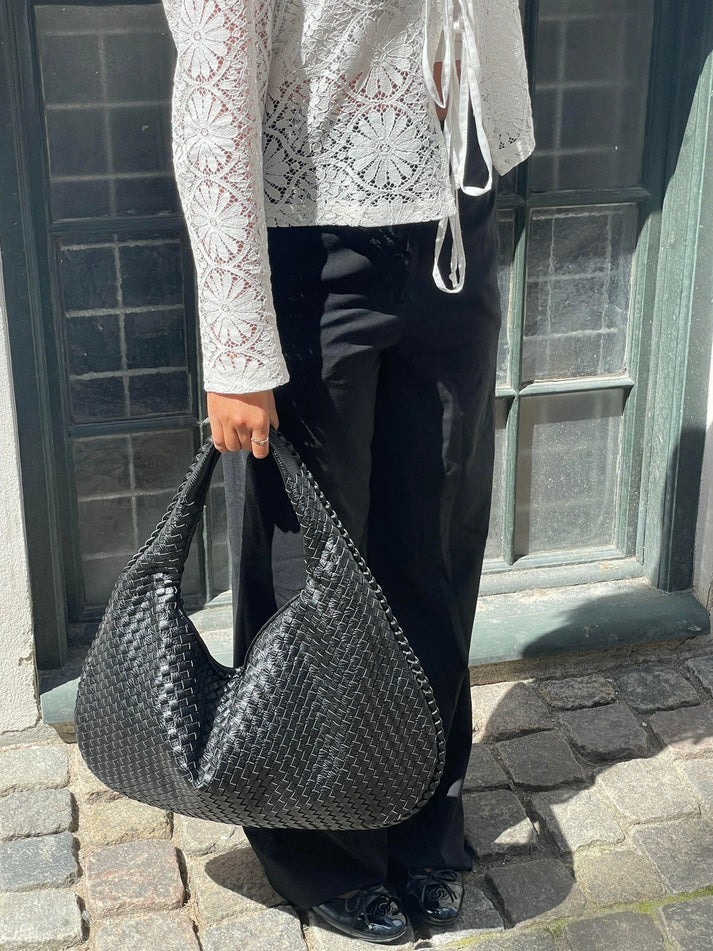 Trendy woven handbag – stylish elegance for every day