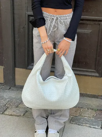 Trendy woven handbag – stylish elegance for every day
