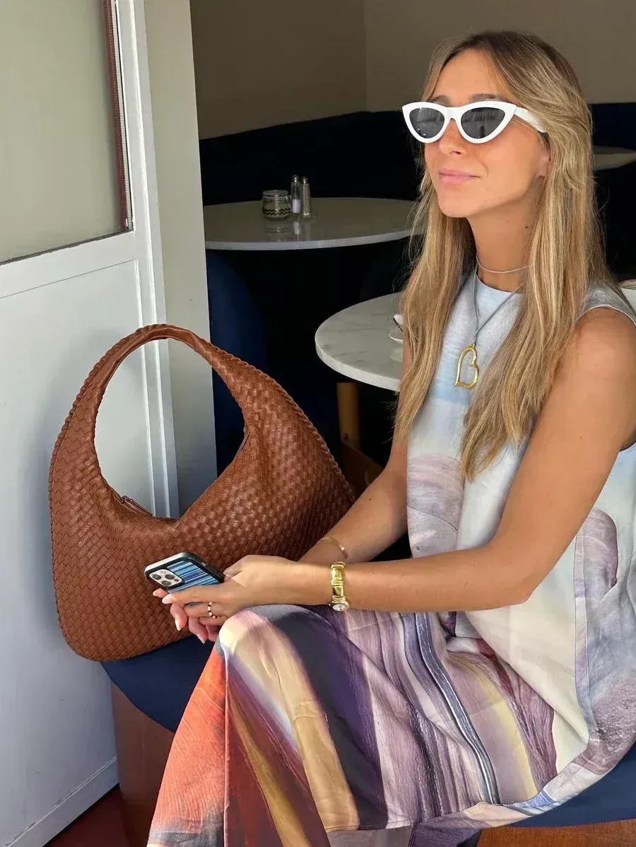 Trendy woven handbag – stylish elegance for every day
