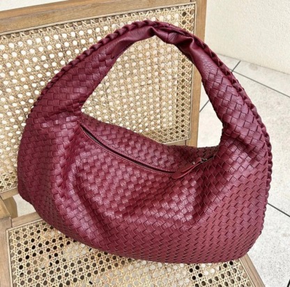 Trendy woven handbag – stylish elegance for every day