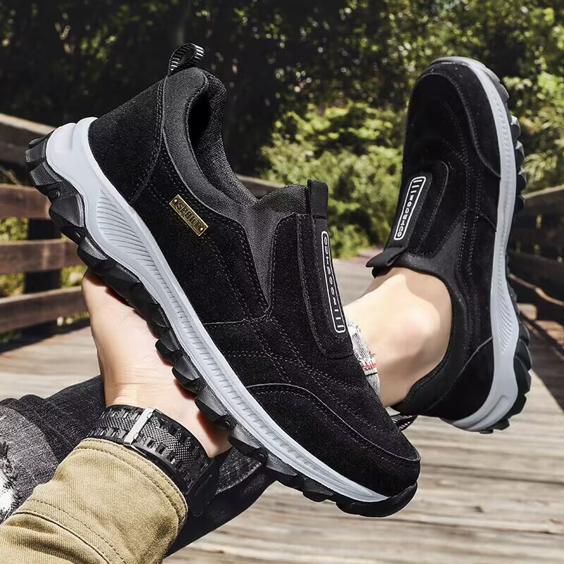 Czarne buty do chodzenia na slip-on noszone na zewnątrz