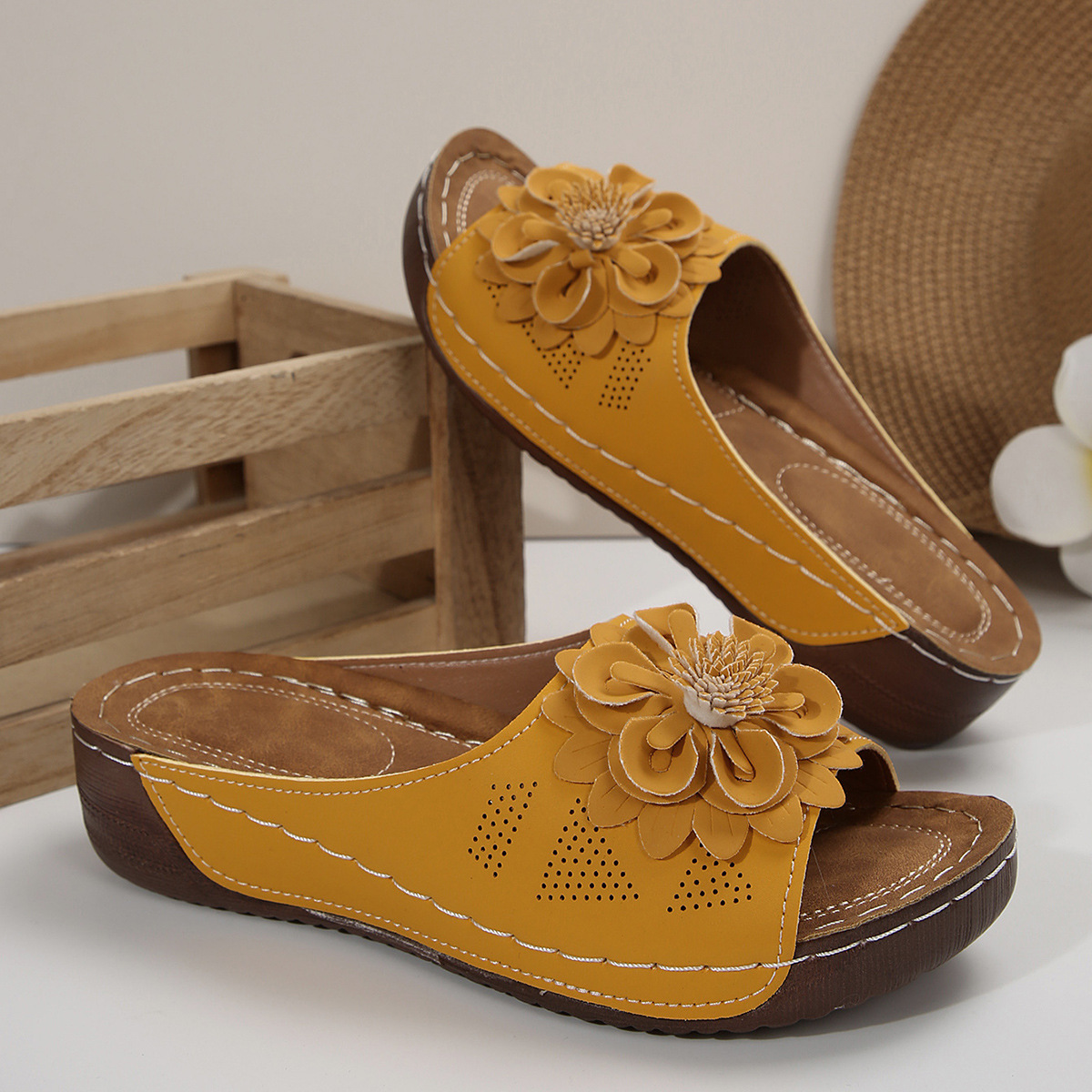 Thick-soled Hollow Flower Wedge-heeled Beach Sandals