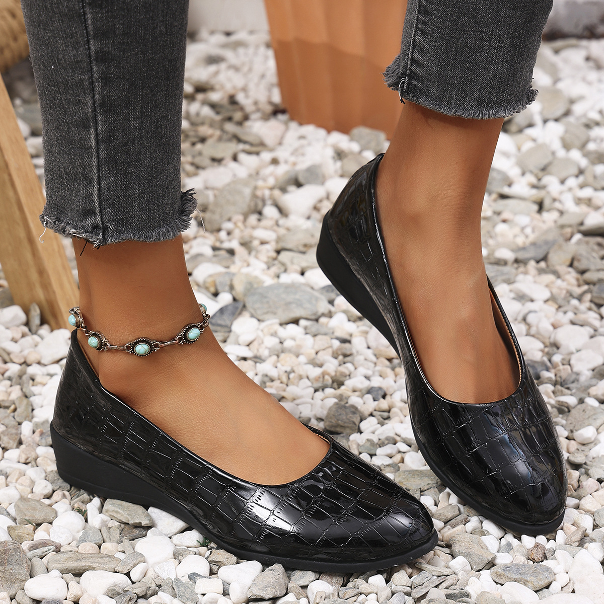 Pointed Wedge Heel Stone Pattern Slip-on Shoes