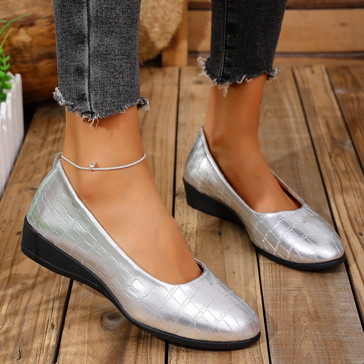 Pointed Wedge Heel Stone Pattern Slip-on Shoes