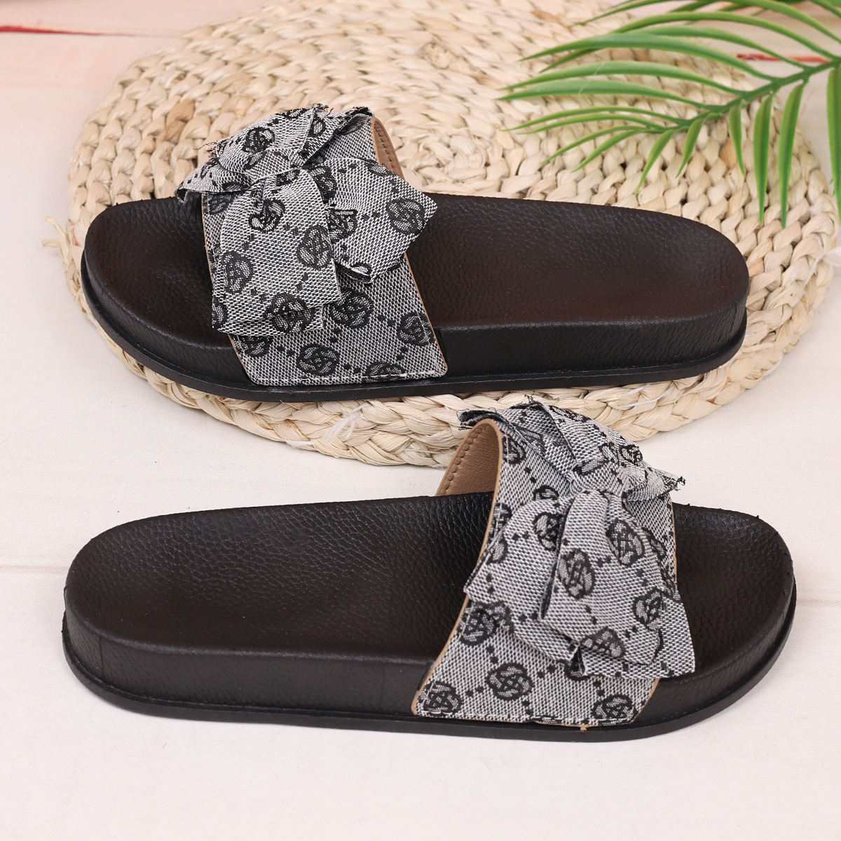 Thick-soled Bow Embroidered Beach Slippers
