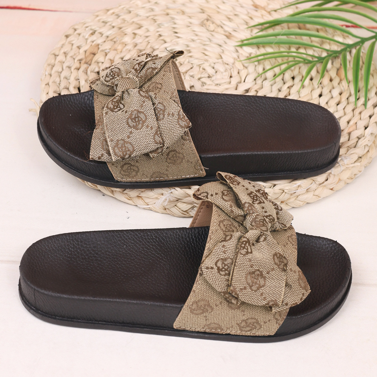 Thick-soled Bow Embroidered Beach Slippers