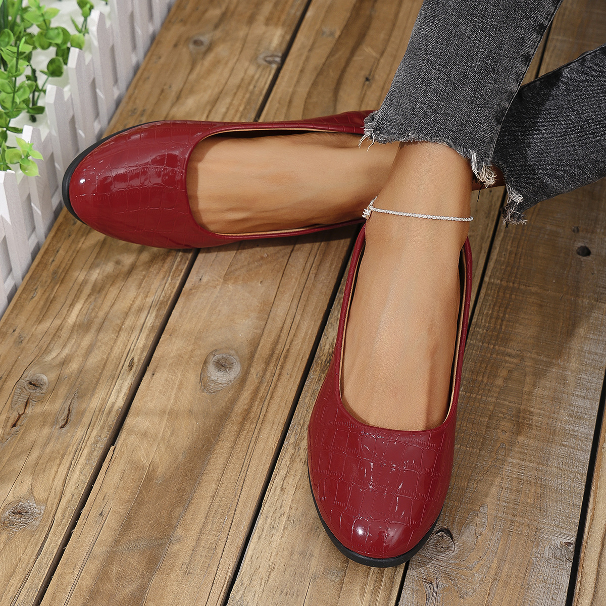 Pointed Wedge Heel Stone Pattern Slip-on Shoes