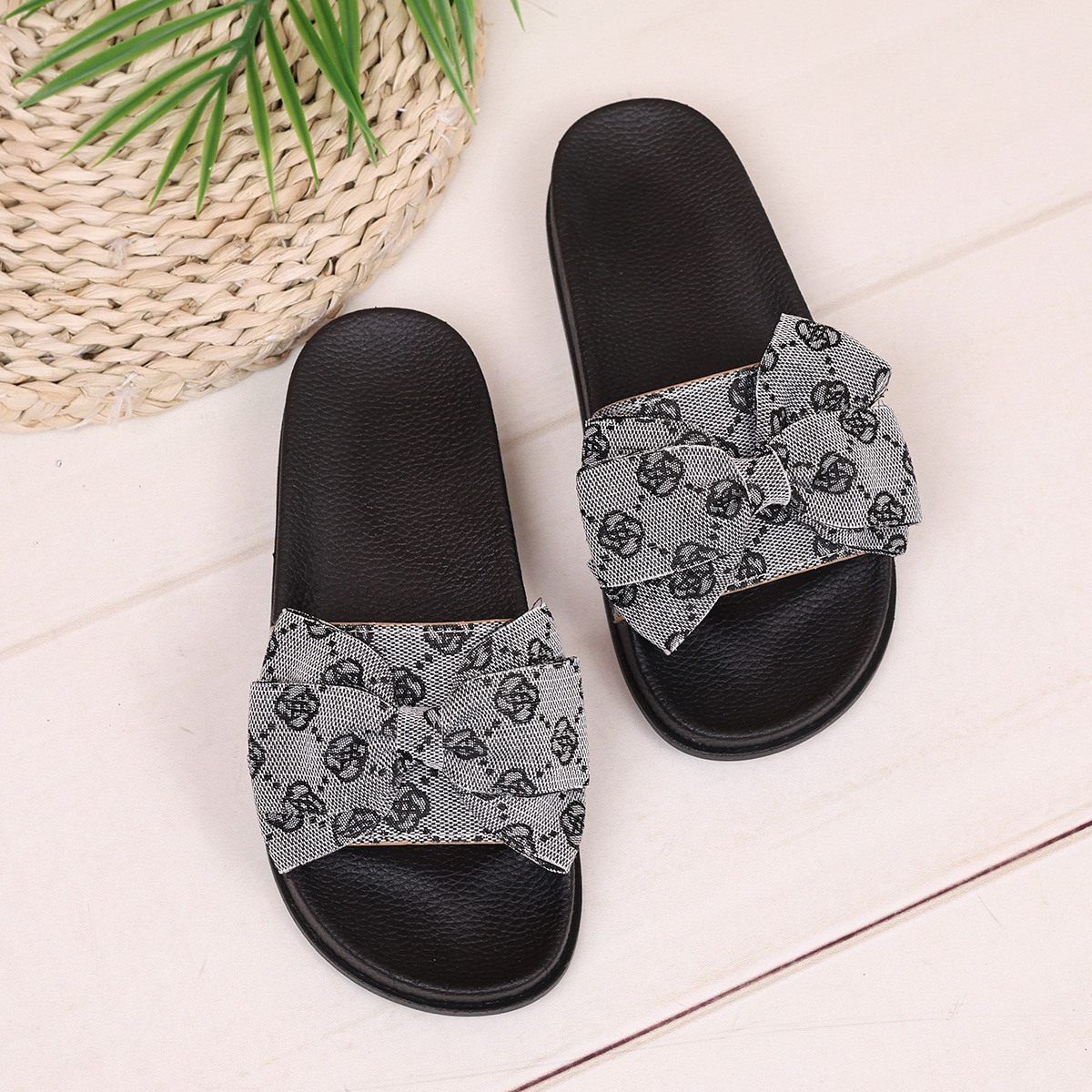 Thick-soled Bow Embroidered Beach Slippers