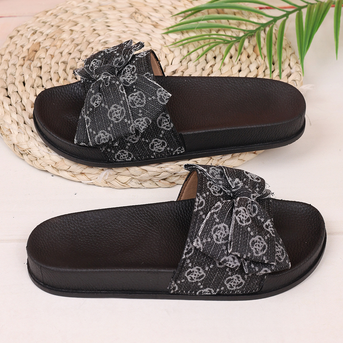 Thick-soled Bow Embroidered Beach Slippers
