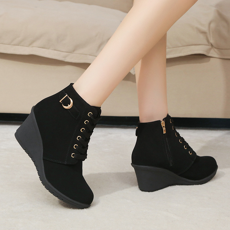  Women's Fashionable High-Top Boots with Wide Buckle