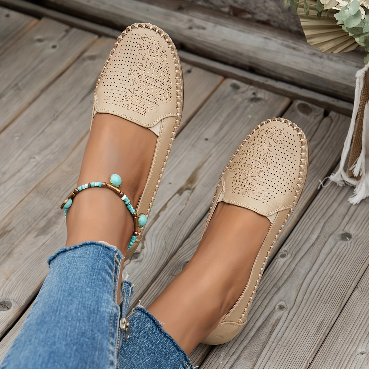Women's Retro Perforated Flat Shoes