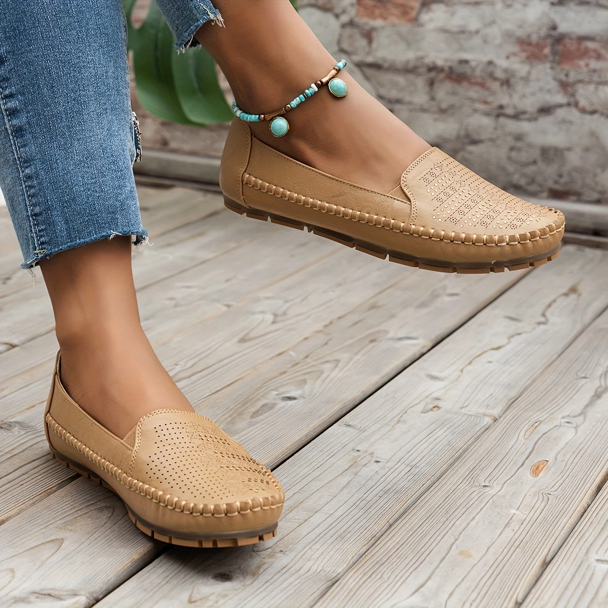 Women's Retro Perforated Flat Shoes