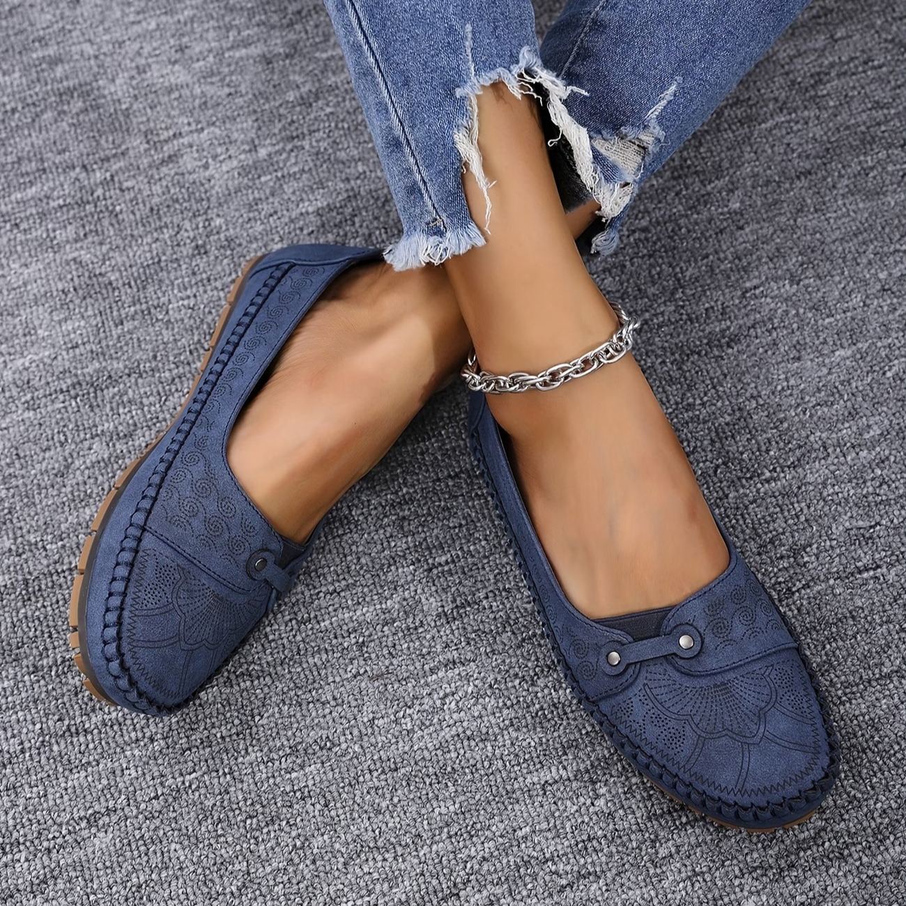 Women's Large Size Retro Lightweight Metal Buckle Decorative Comfortable Soft Loafers