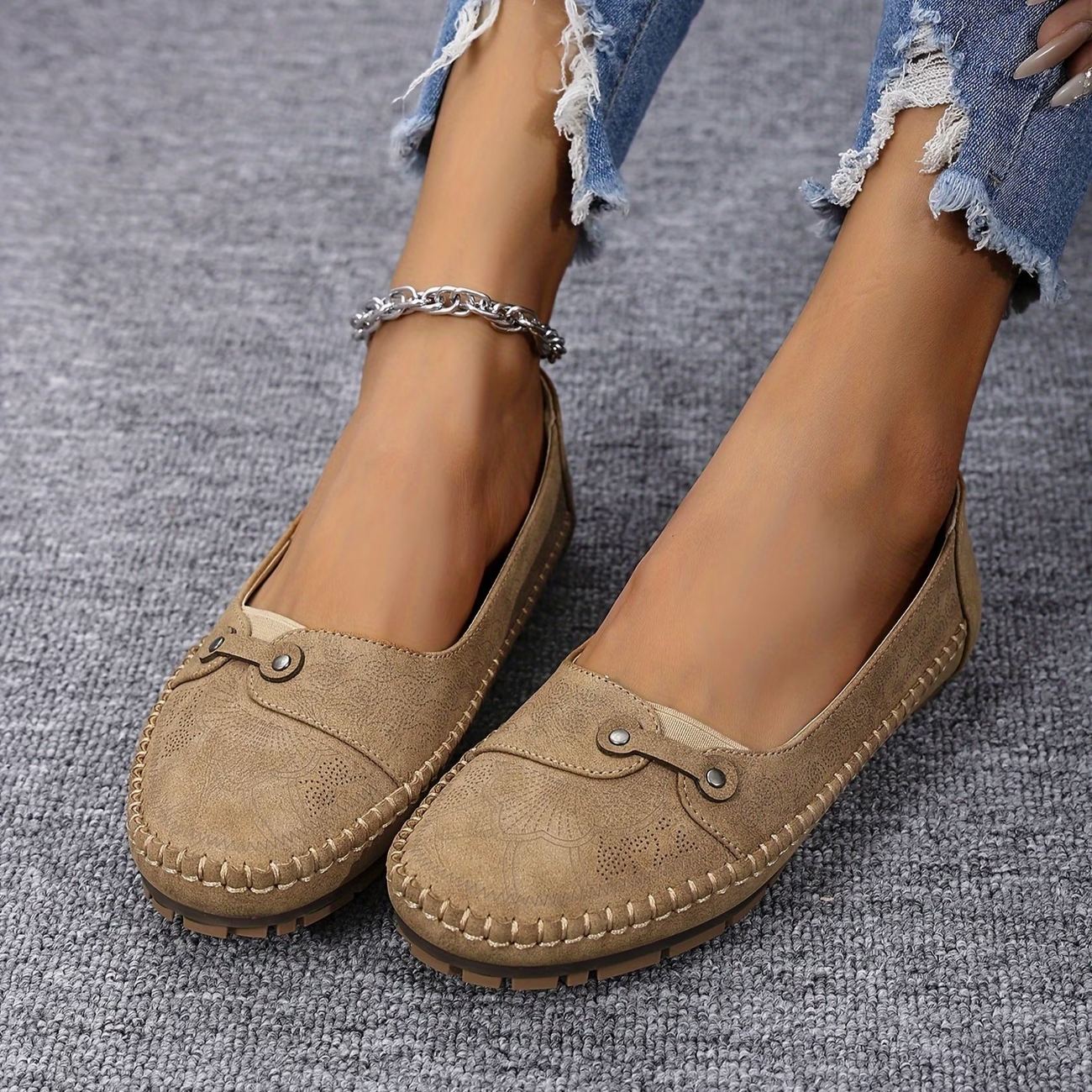 Women's Large Size Retro Lightweight Metal Buckle Decorative Comfortable Soft Loafers