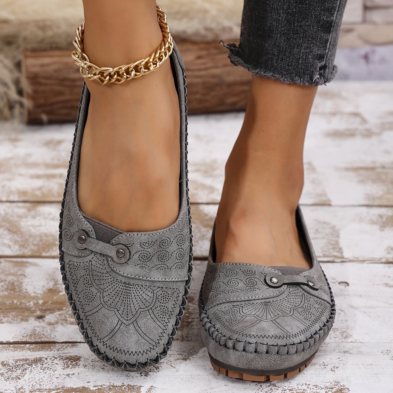 Women's Large Size Retro Lightweight Metal Buckle Decorative Comfortable Soft Loafers