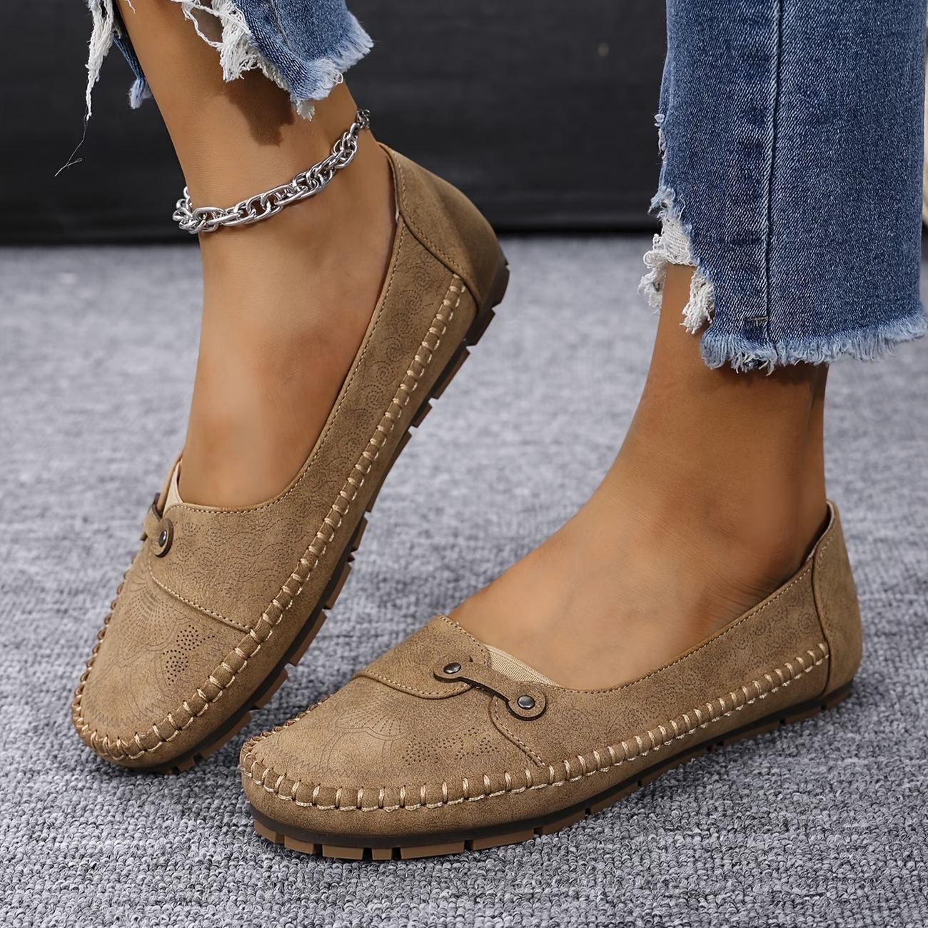 Women's Large Size Retro Lightweight Metal Buckle Decorative Comfortable Soft Loafers