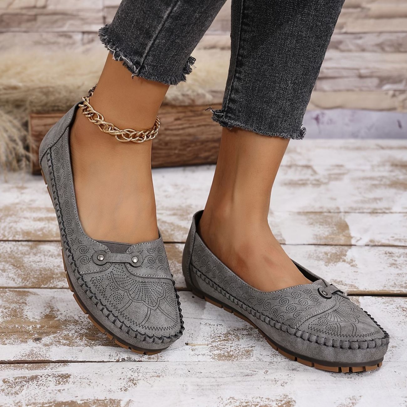 Women's Large Size Retro Lightweight Metal Buckle Decorative Comfortable Soft Loafers