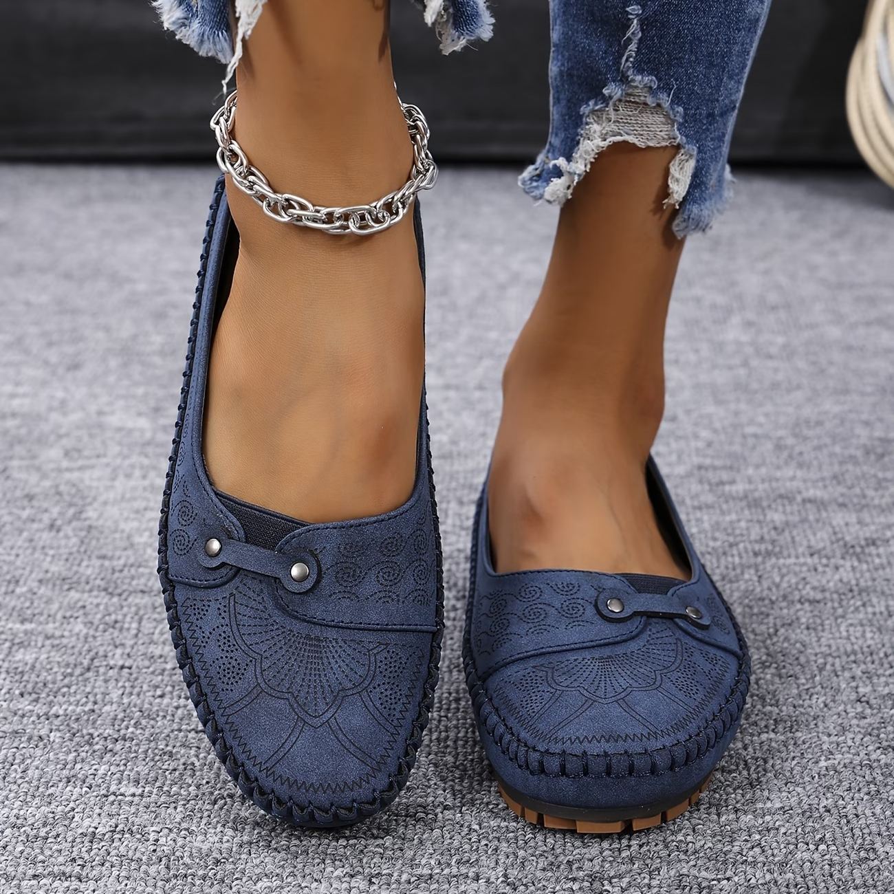 Women's Large Size Retro Lightweight Metal Buckle Decorative Comfortable Soft Loafers