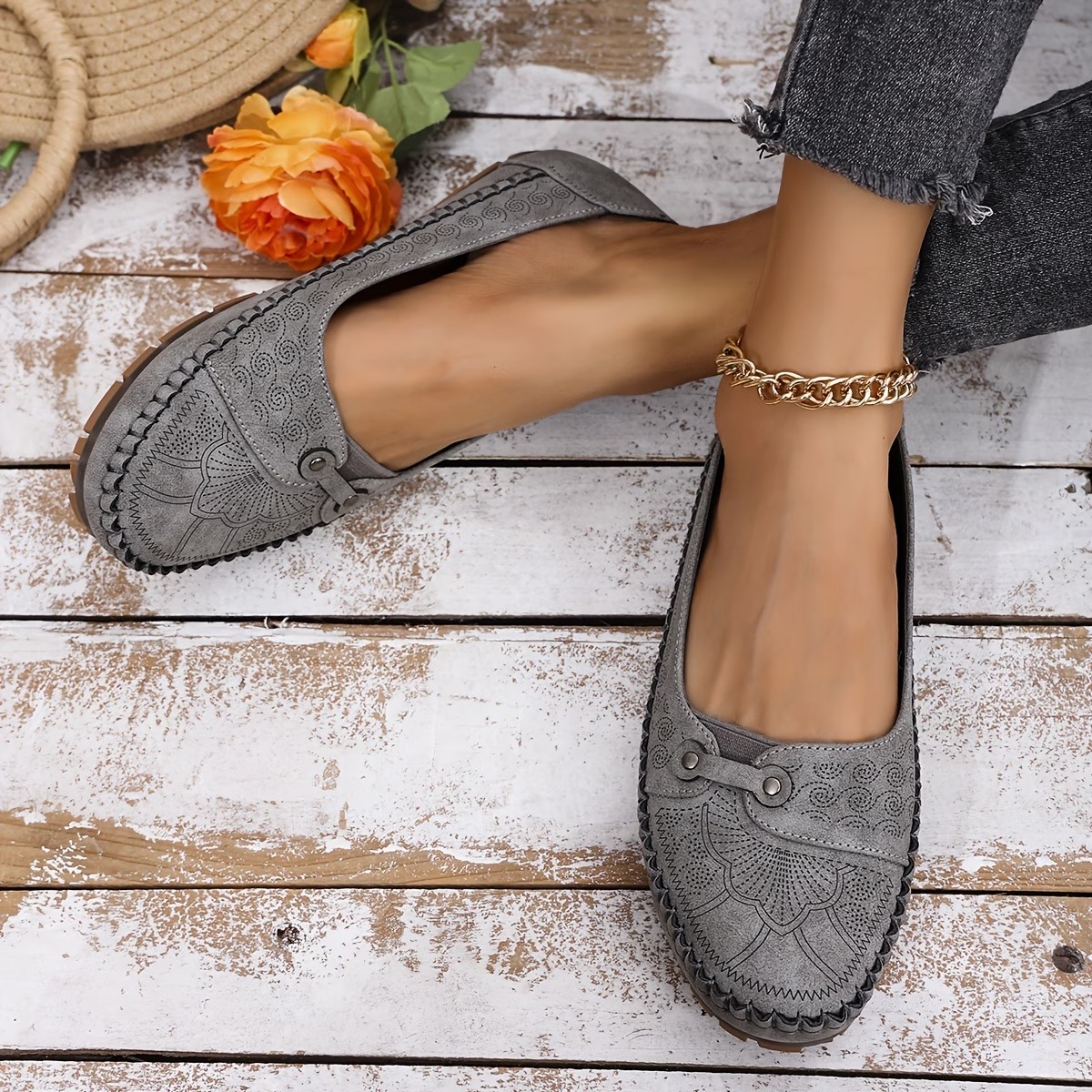 Women's Large Size Retro Lightweight Metal Buckle Decorative Comfortable Soft Loafers
