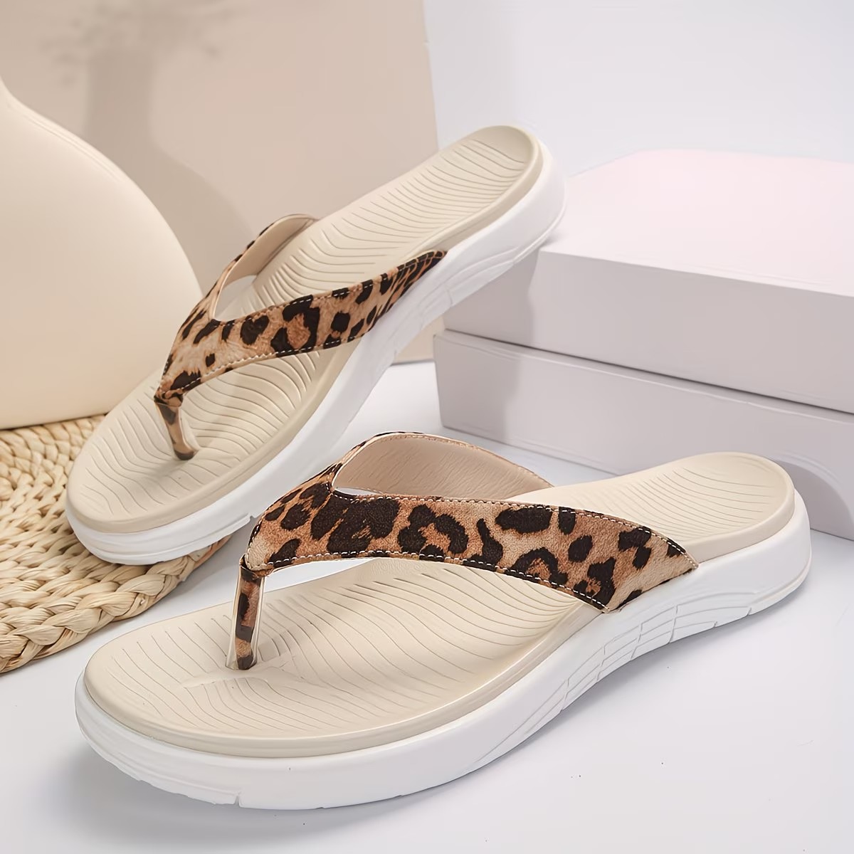 Women‘s Casual Thick Soles Flat Flip-flops
