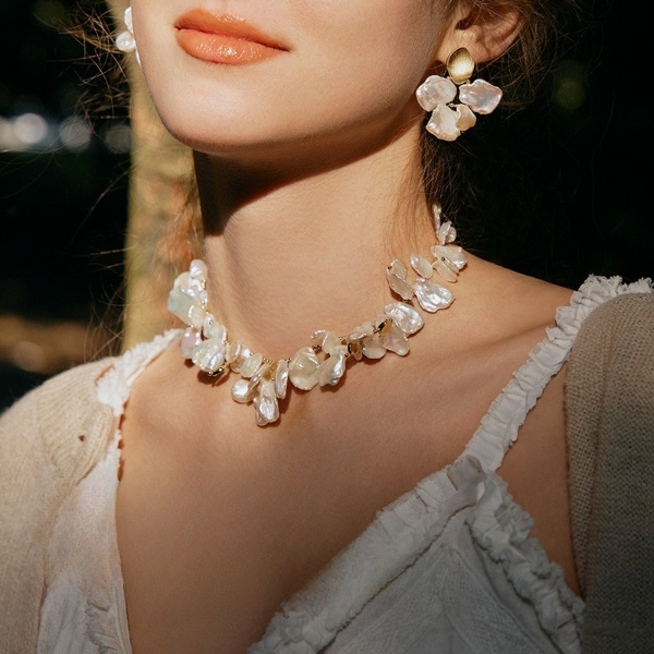 Petal pearl necklace