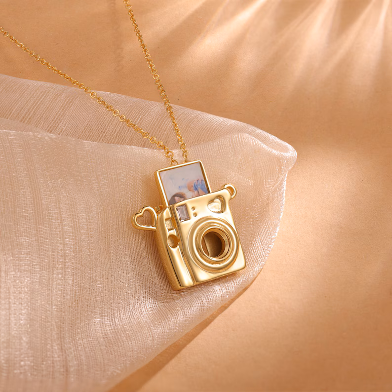 Personalized Photo Camera Locket Necklace, necklace with photo inside, name customization, souvenir jewelry, suitable for gifts for loved ones, mothers, friends, camera enthusiasts