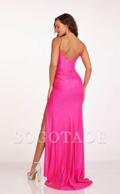 Sweetheart collar fits snugly and has a floor length Prom dress