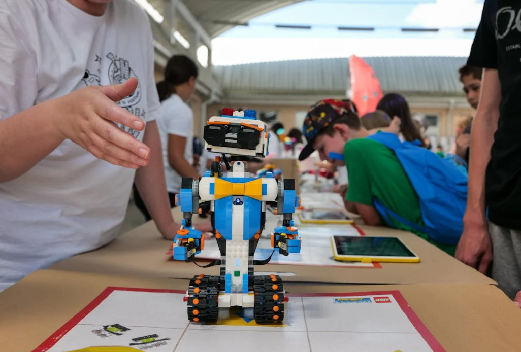 Why Do Kids Love Robots? Exploring the Fascination with Robotic Technology-uFunSpace