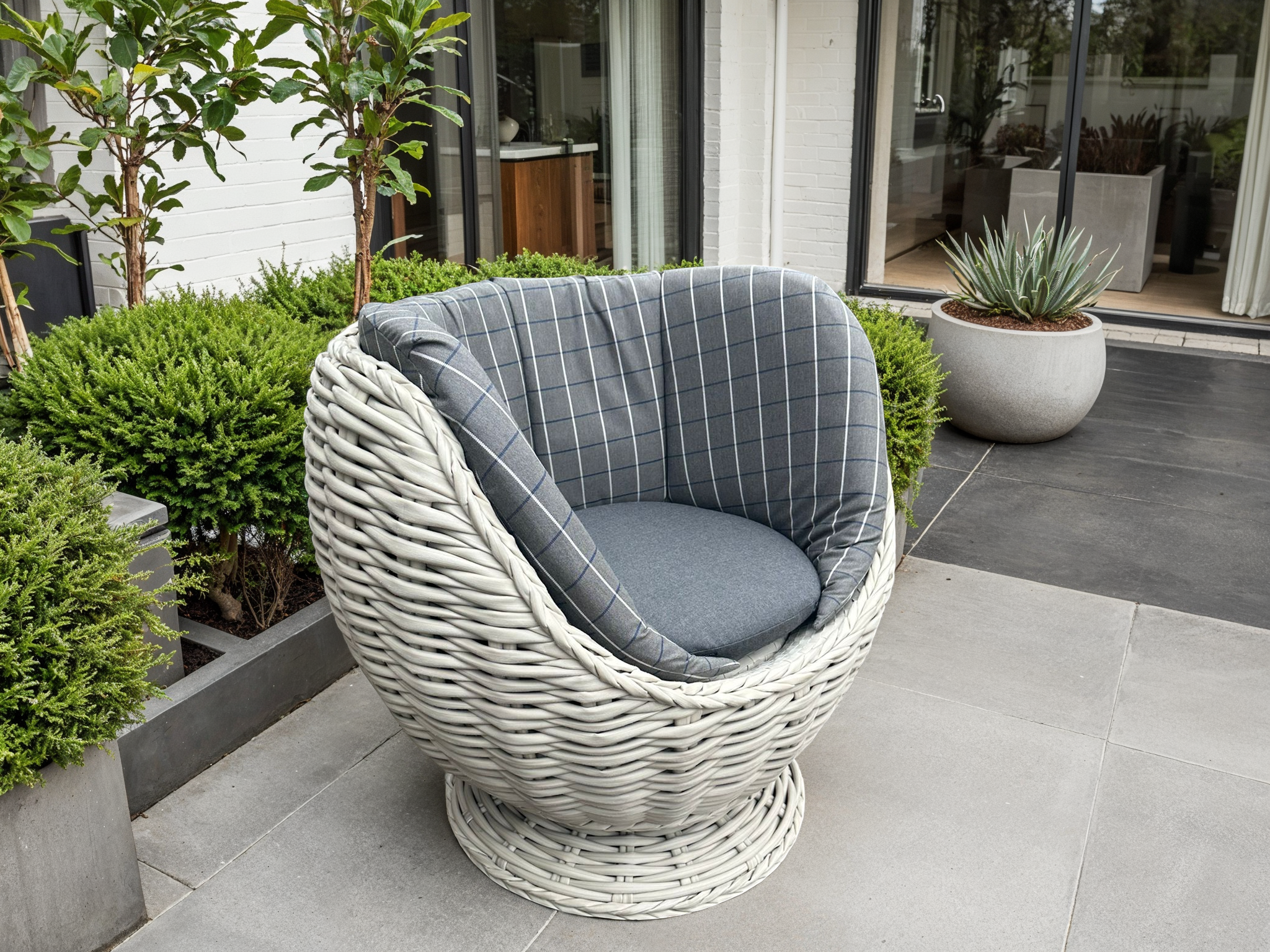 Fiji Swivel Chair Bianco | Limited Edition