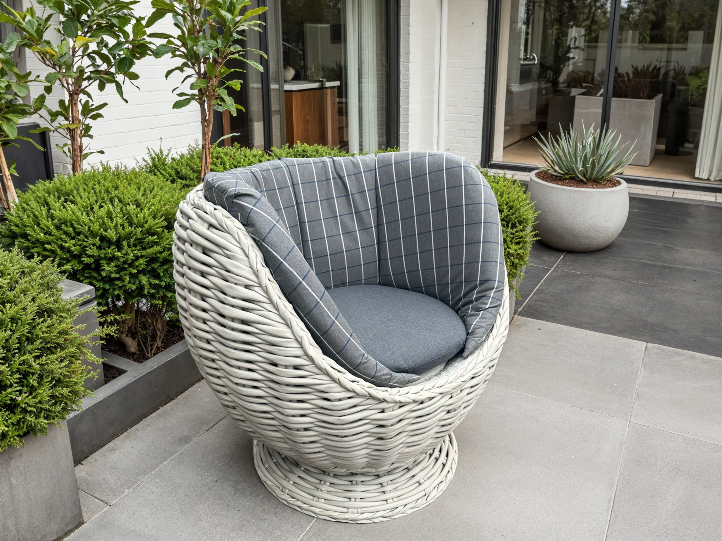 Fiji Swivel Chair Bianco | Limited Edition