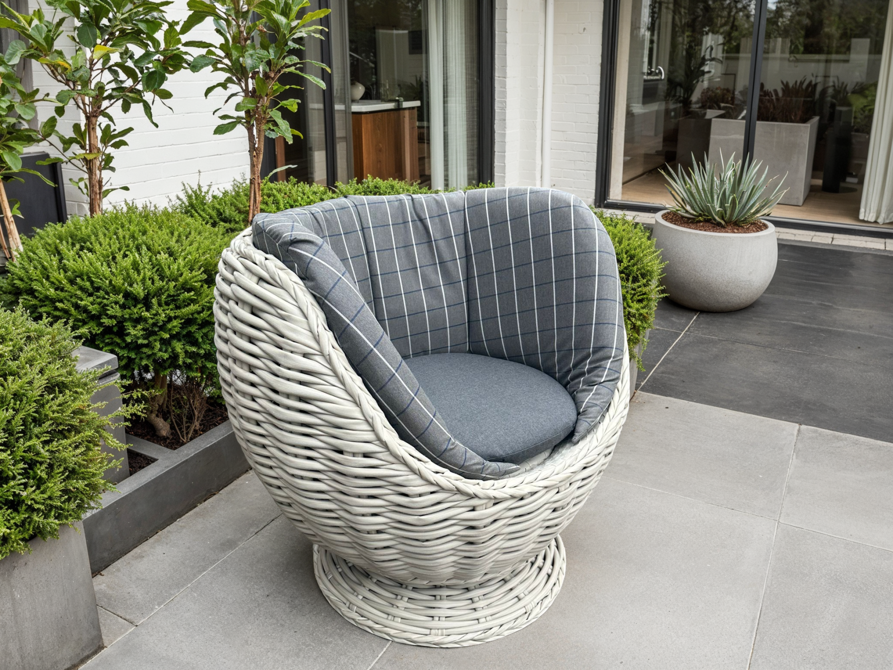 Fiji Swivel Chair Bianco | Limited Edition