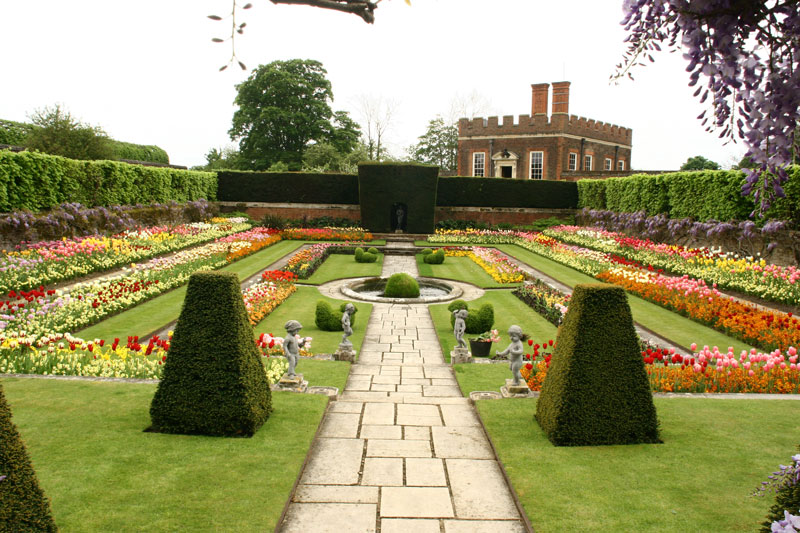 Hampton court gardens- Gardenfurniturecentre 