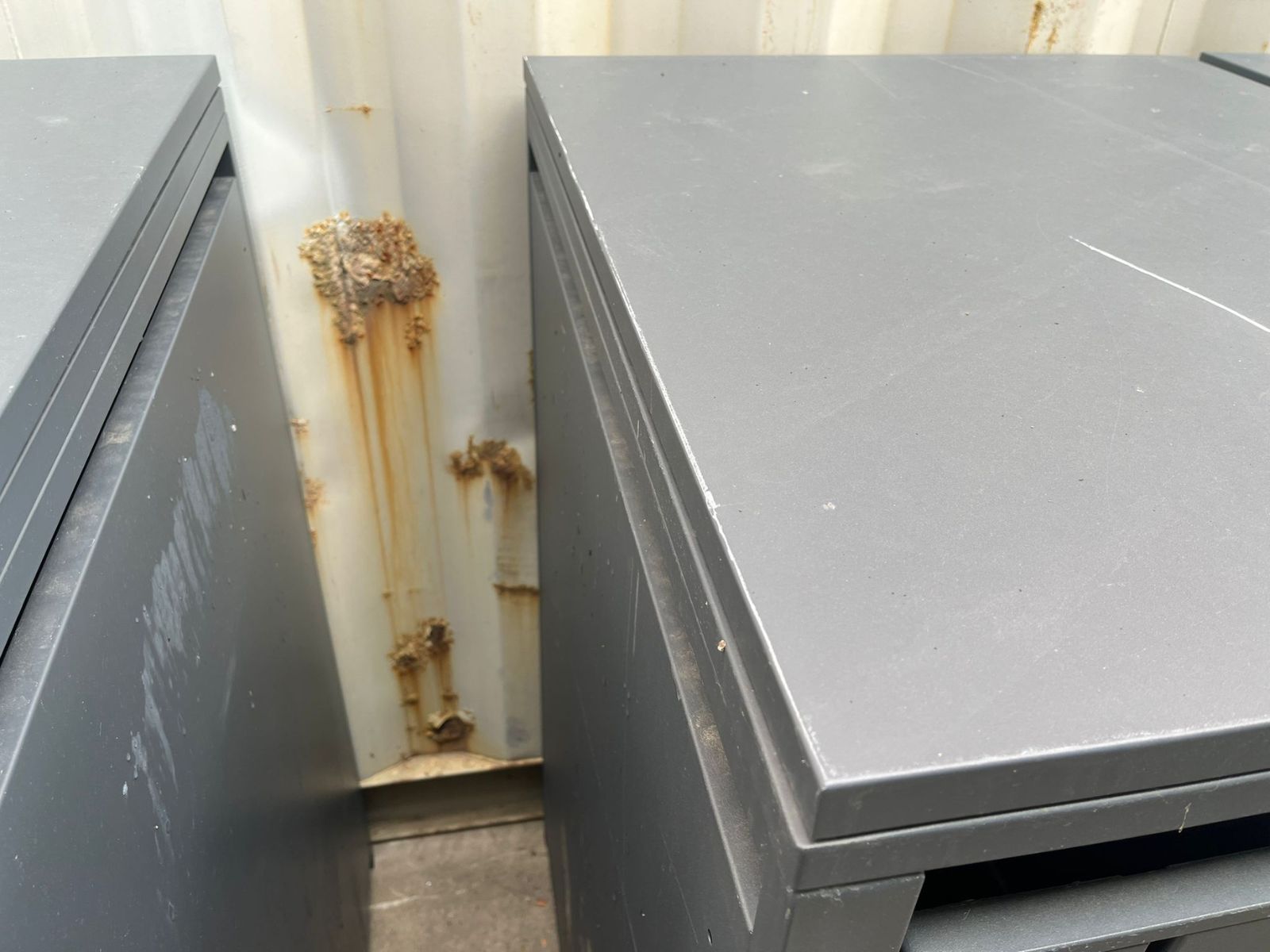 Anthracite Galvanized Steel Wheelie Bin Cover | Single | Ex-Display-Garden Furniture Centre-MidInstock,instock,MidRange,Top Opening,Anthracite,Accessories,Wheelie Bin Covers,Storage Accessories,Wheelie Bin Storage,Ex-Display,Showroom exdis,Sale-{collection_title}