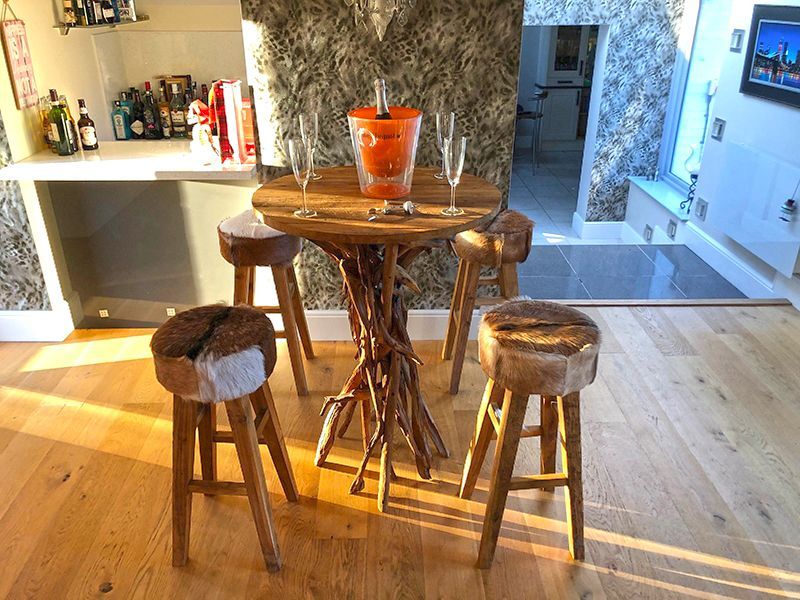 Baka Bar Set | Four Stools