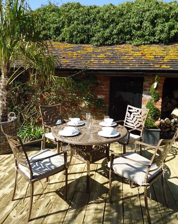 Leaf 4 Seater Round Table and Chairs 'set' 