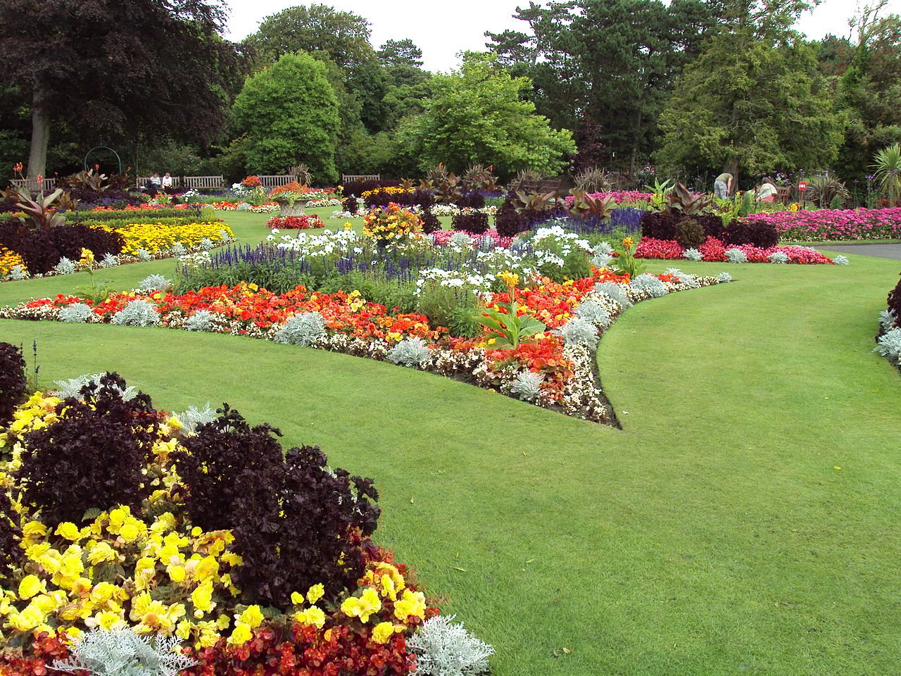 Modern garden still influence by Victorian style Photo by: Rept0n1x 