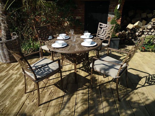 Leaf 4 Seater Round Table and Chairs 'set' 