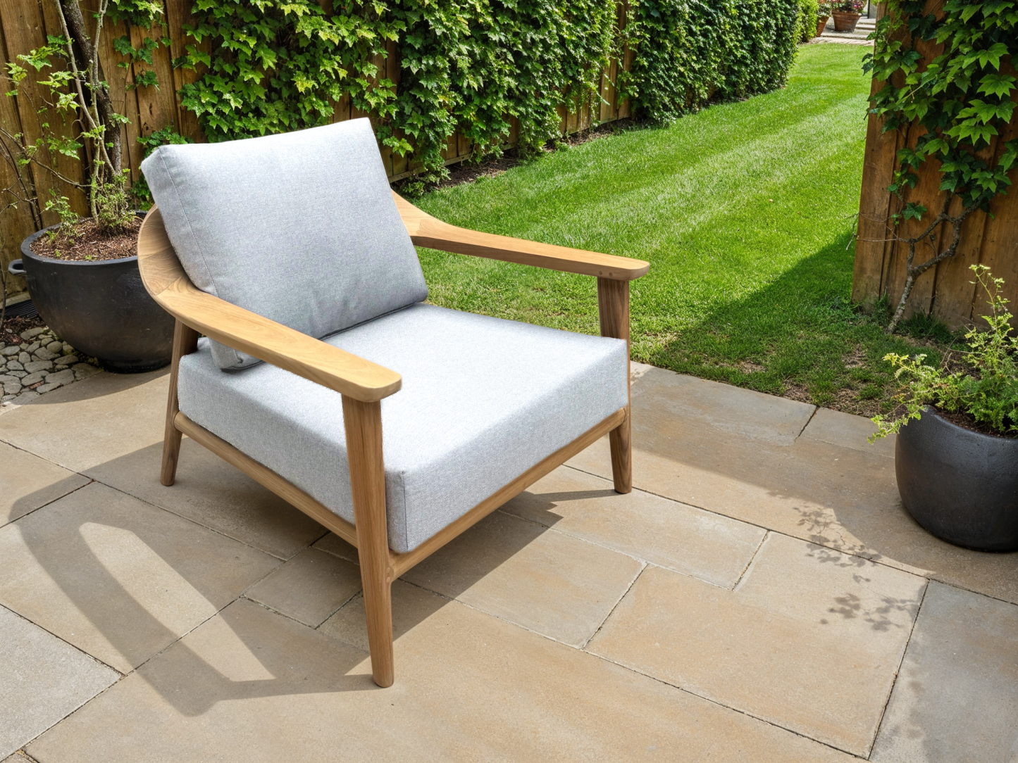 Veluta Curve Armchair | FSC® Certified