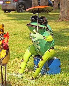 Wholesale Sitting Frog With Umbrella