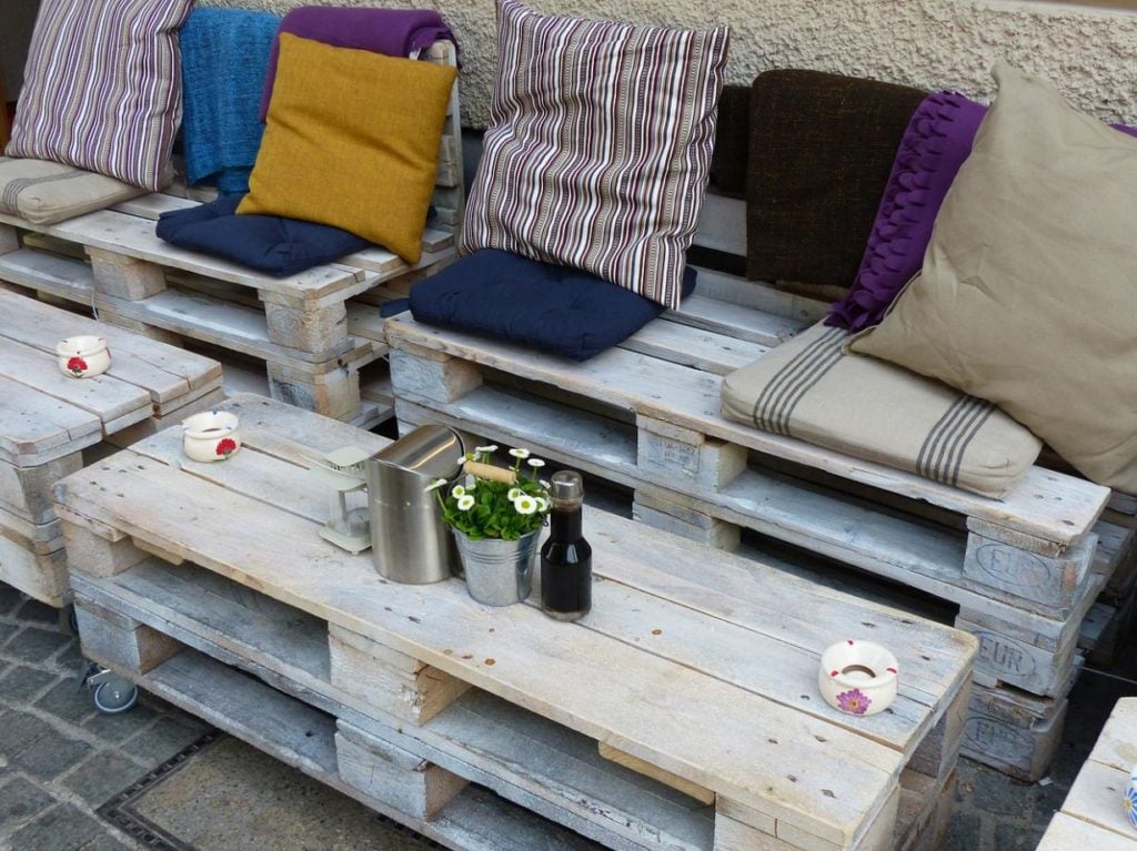 upcycled-pallet-garden-furniture