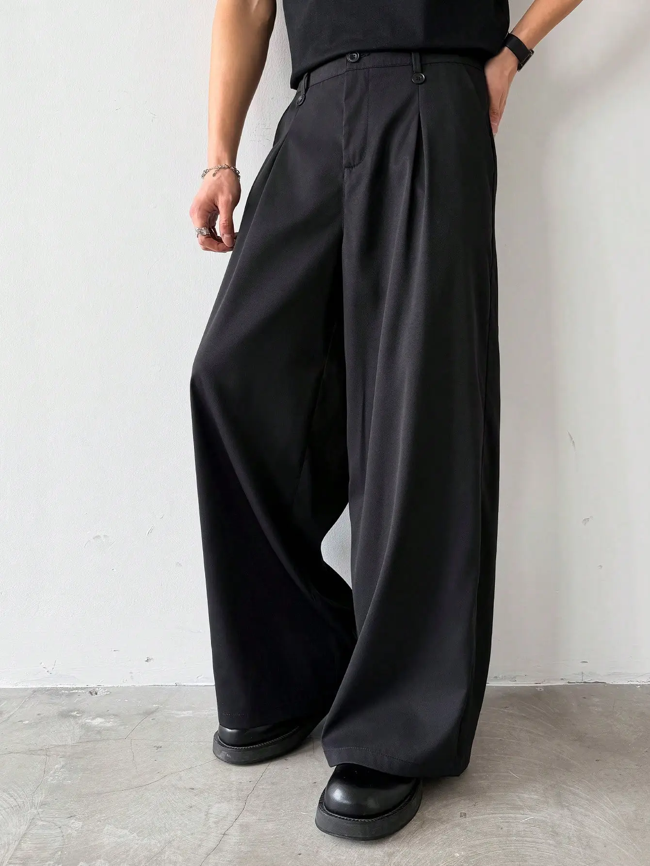 Relaxed-Fit Drapey Wide-Leg Pants with Tailored Waist Details – A Contemporary Fashion Essential