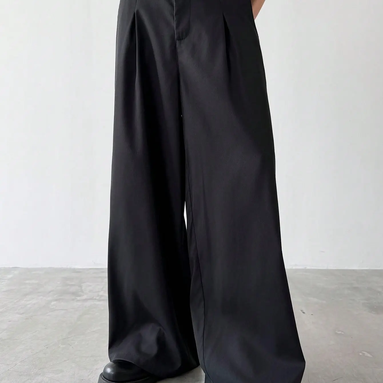 Relaxed-Fit Drapey Wide-Leg Pants with Tailored Waist Details – A Contemporary Fashion Essential
