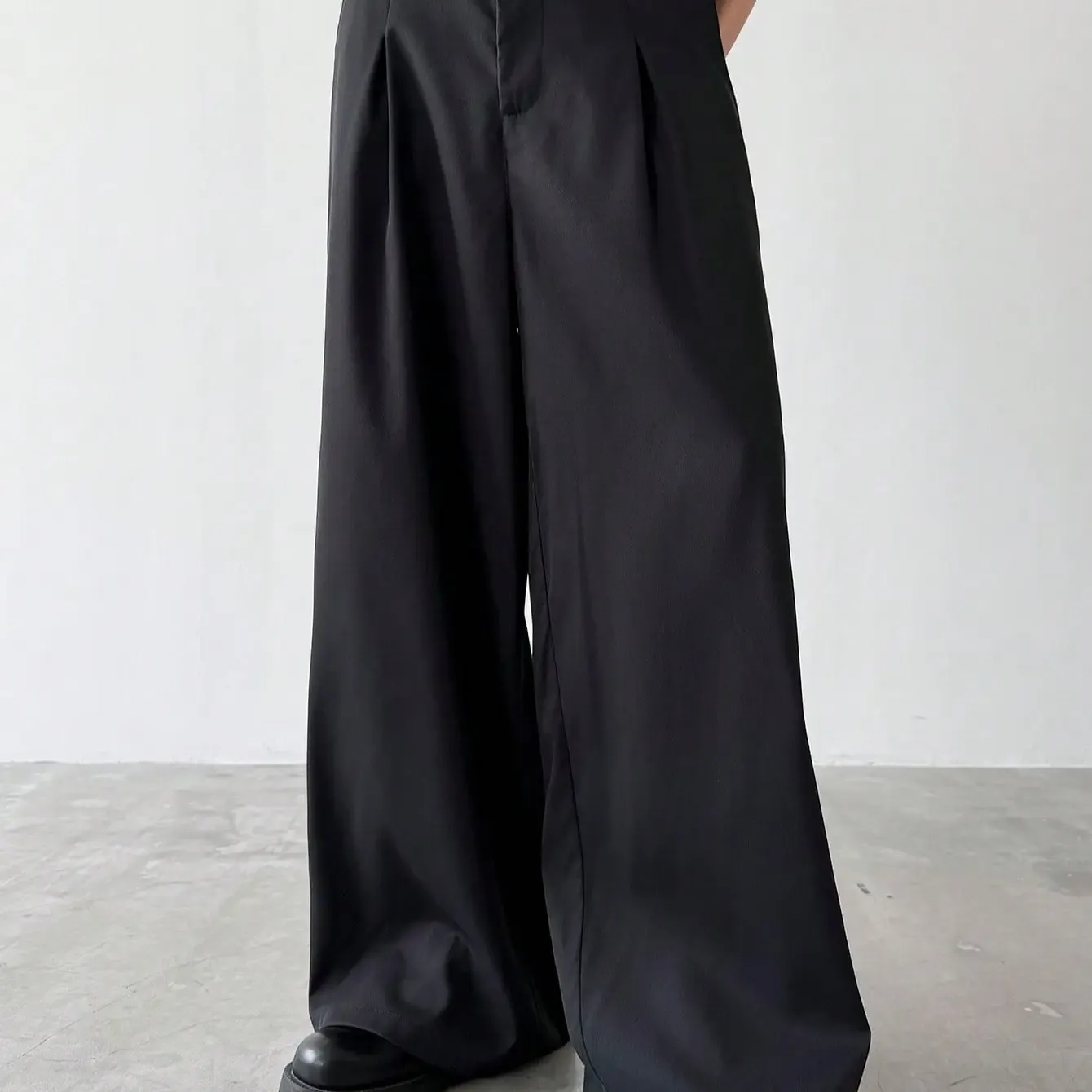 Relaxed-Fit Drapey Wide-Leg Pants with Tailored Waist Details – A Contemporary Fashion Essential