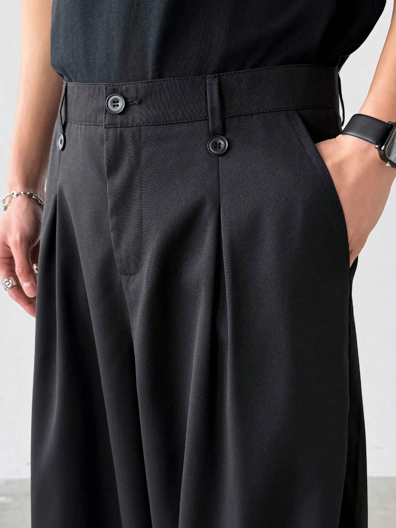 Relaxed-Fit Drapey Wide-Leg Pants with Tailored Waist Details – A Contemporary Fashion Essential