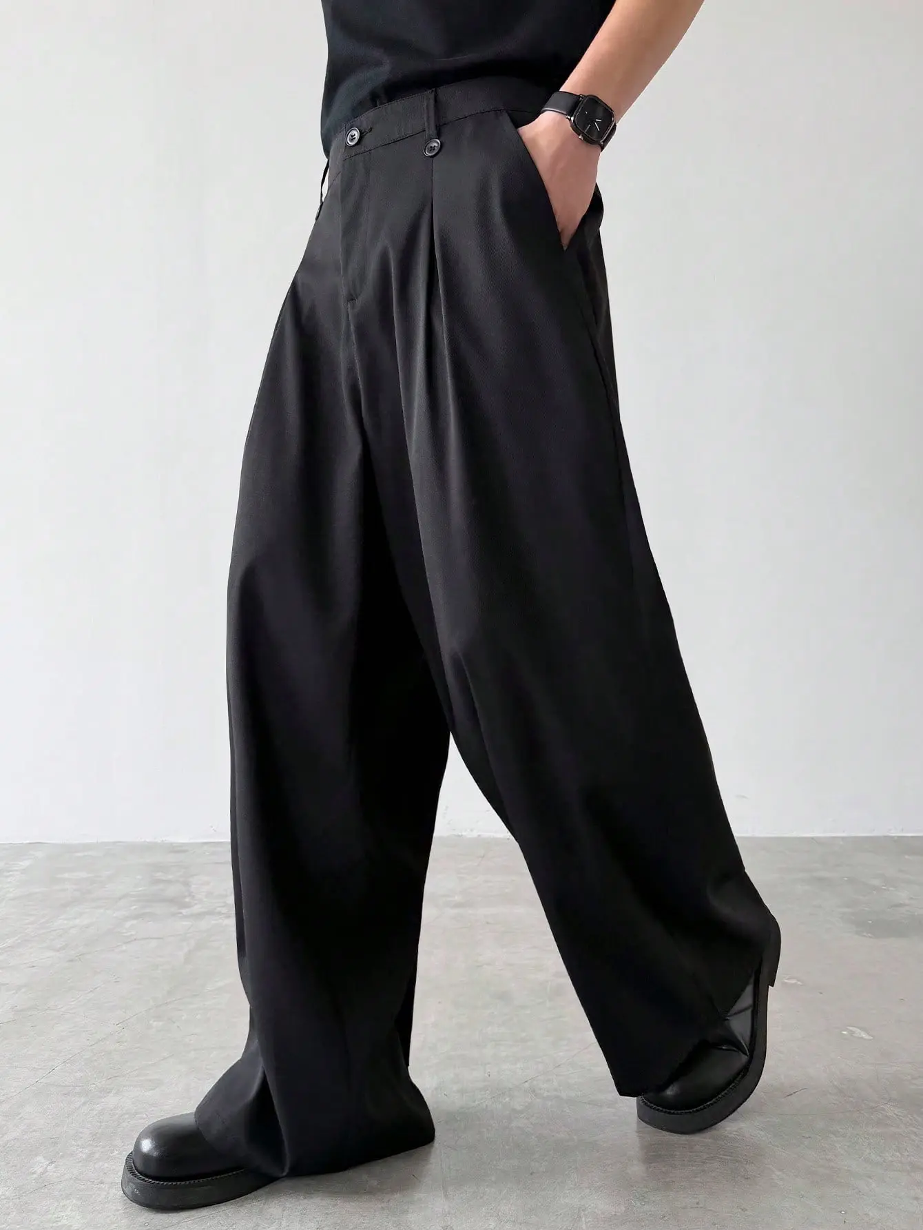 Relaxed-Fit Drapey Wide-Leg Pants with Tailored Waist Details – A Contemporary Fashion Essential