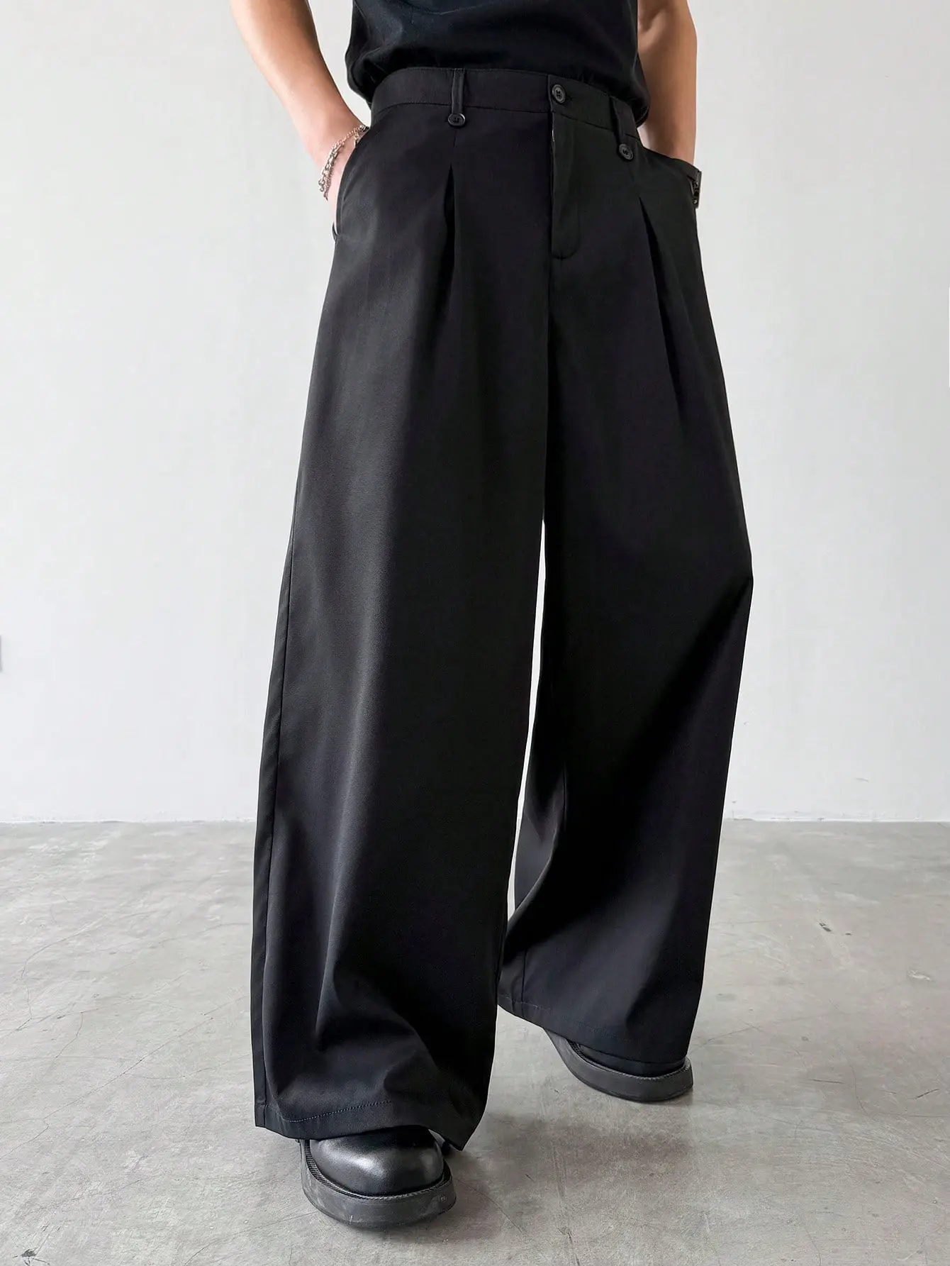 Relaxed-Fit Drapey Wide-Leg Pants with Tailored Waist Details – A Contemporary Fashion Essential